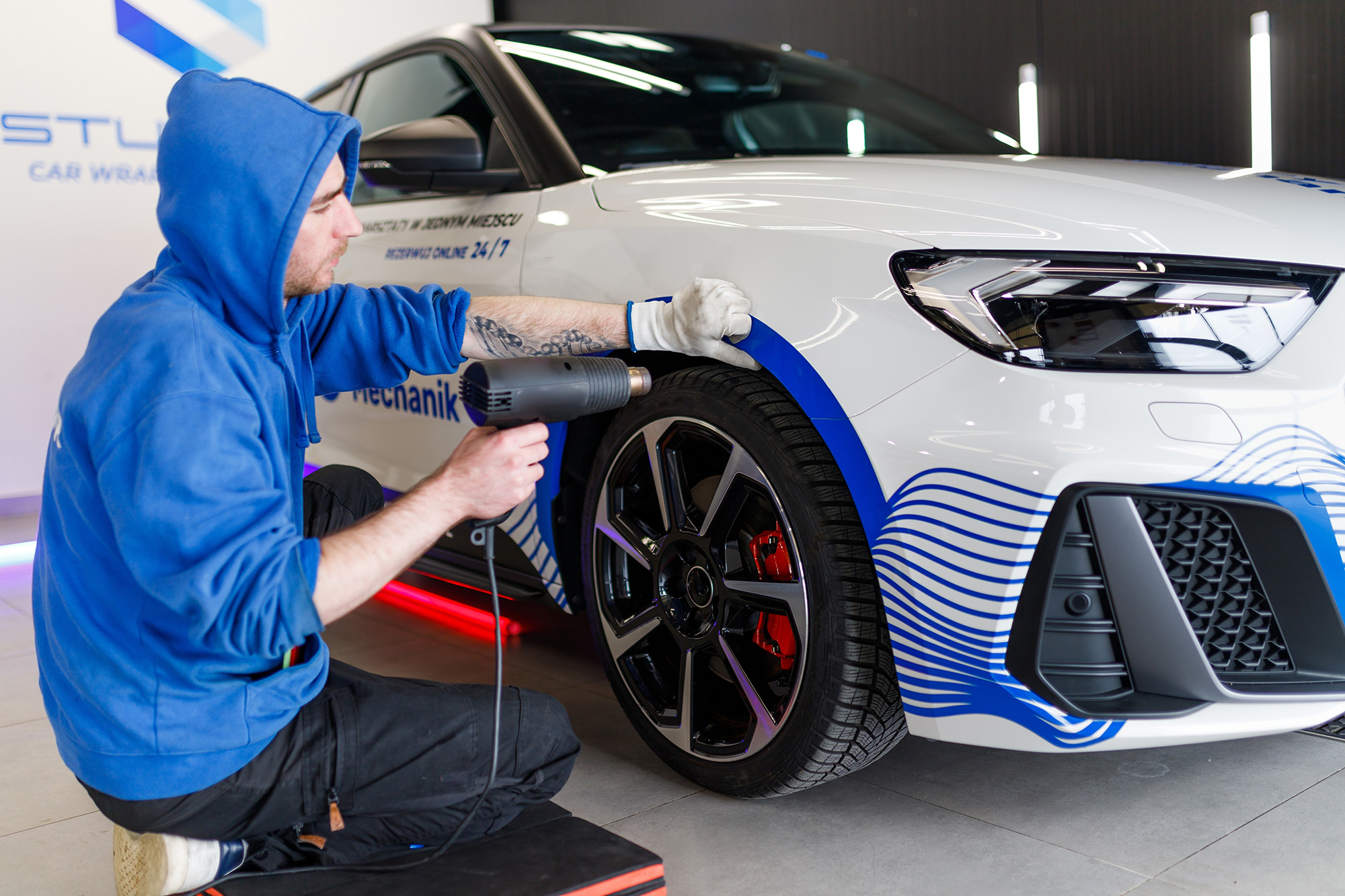 Bloomington, IL - Benefits of Custom Vehicle Magnet Signs from a Sign Company