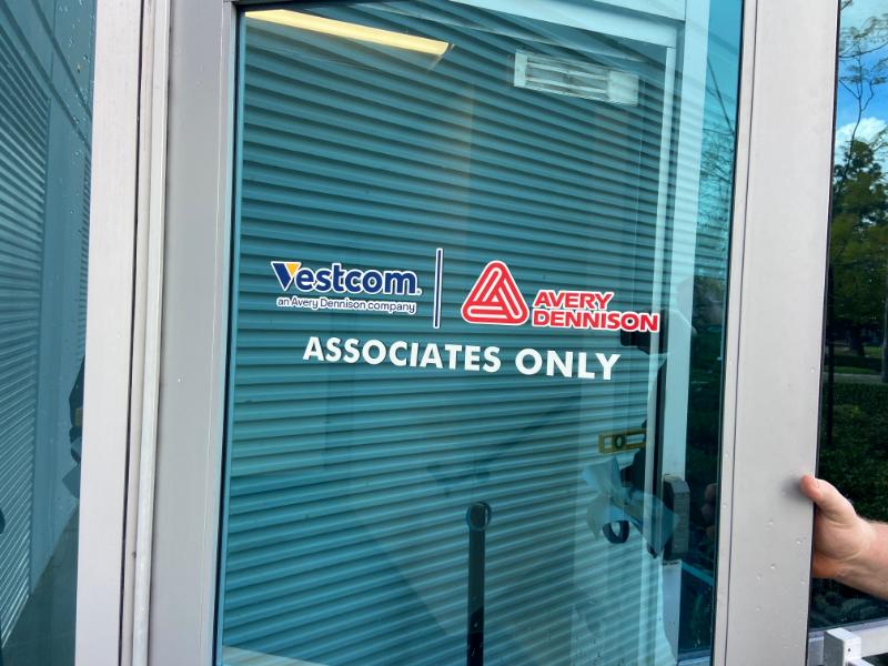 vinyl window lettering and logos in cypress, ca