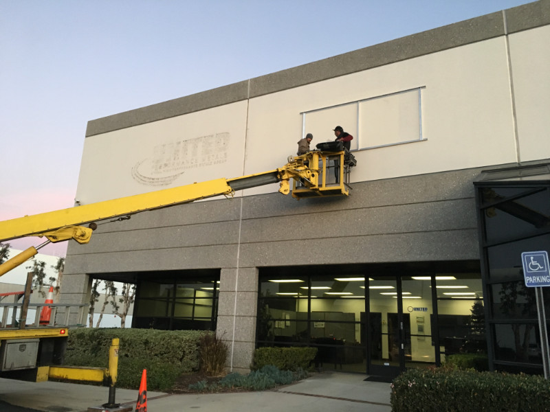 Professional Building Sign Installations and Removals in La Mirada by Licensed Sign Contractor