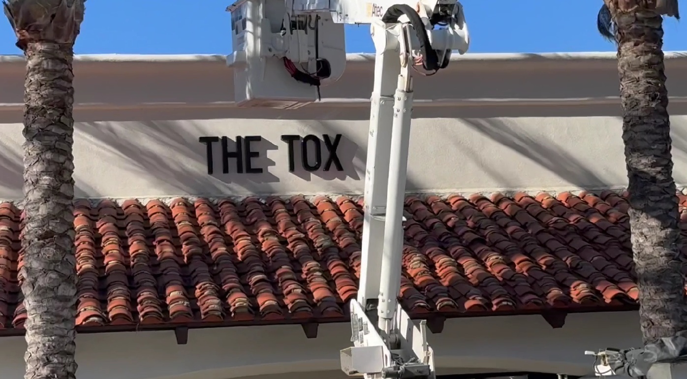 Carlsbad, CA - What's the Best Gooseneck Lighting for Storefront Signs?