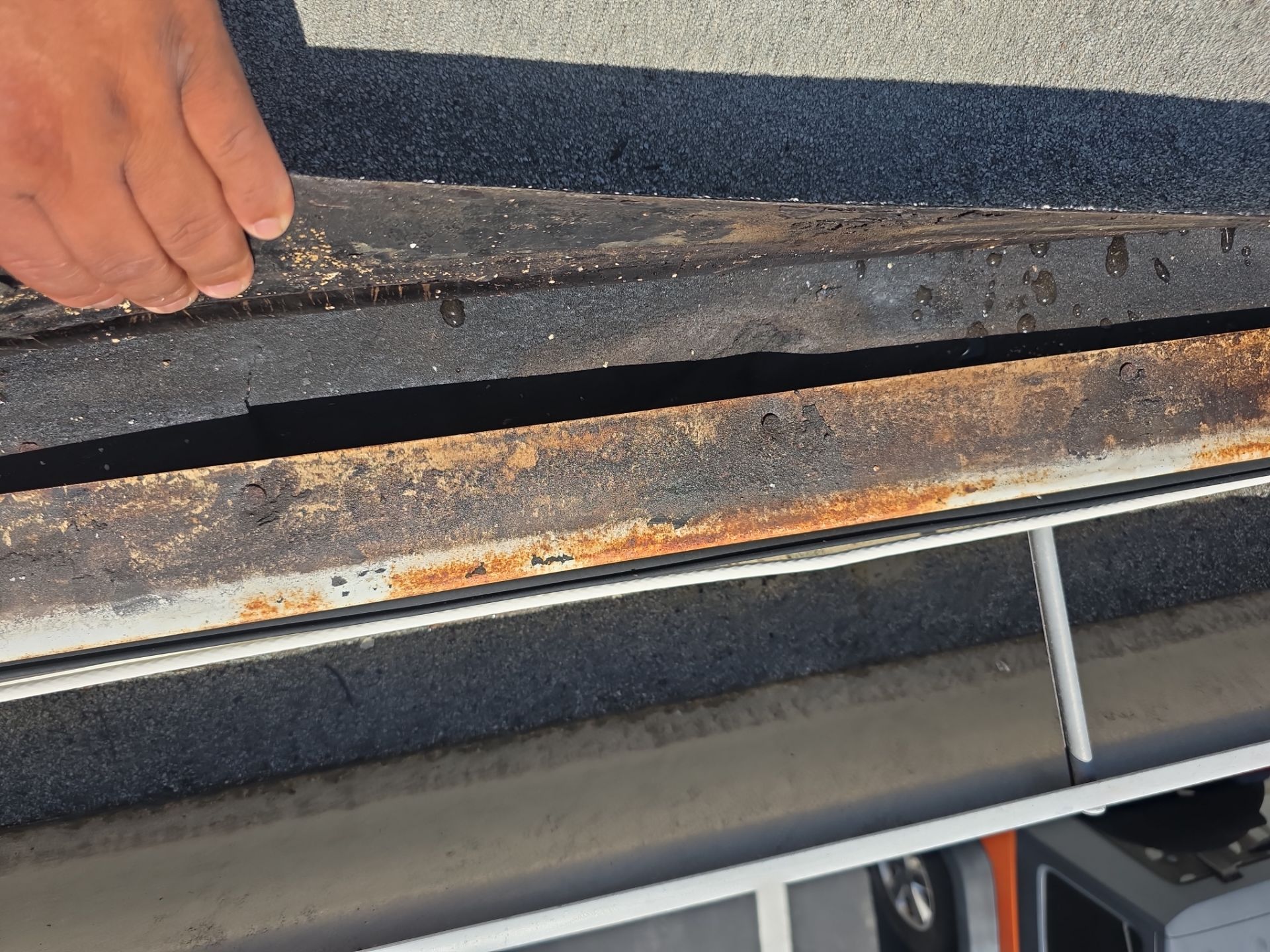Fort Myers FL Property Manager's Guide to Perimeter Flashings and Wind Uplift