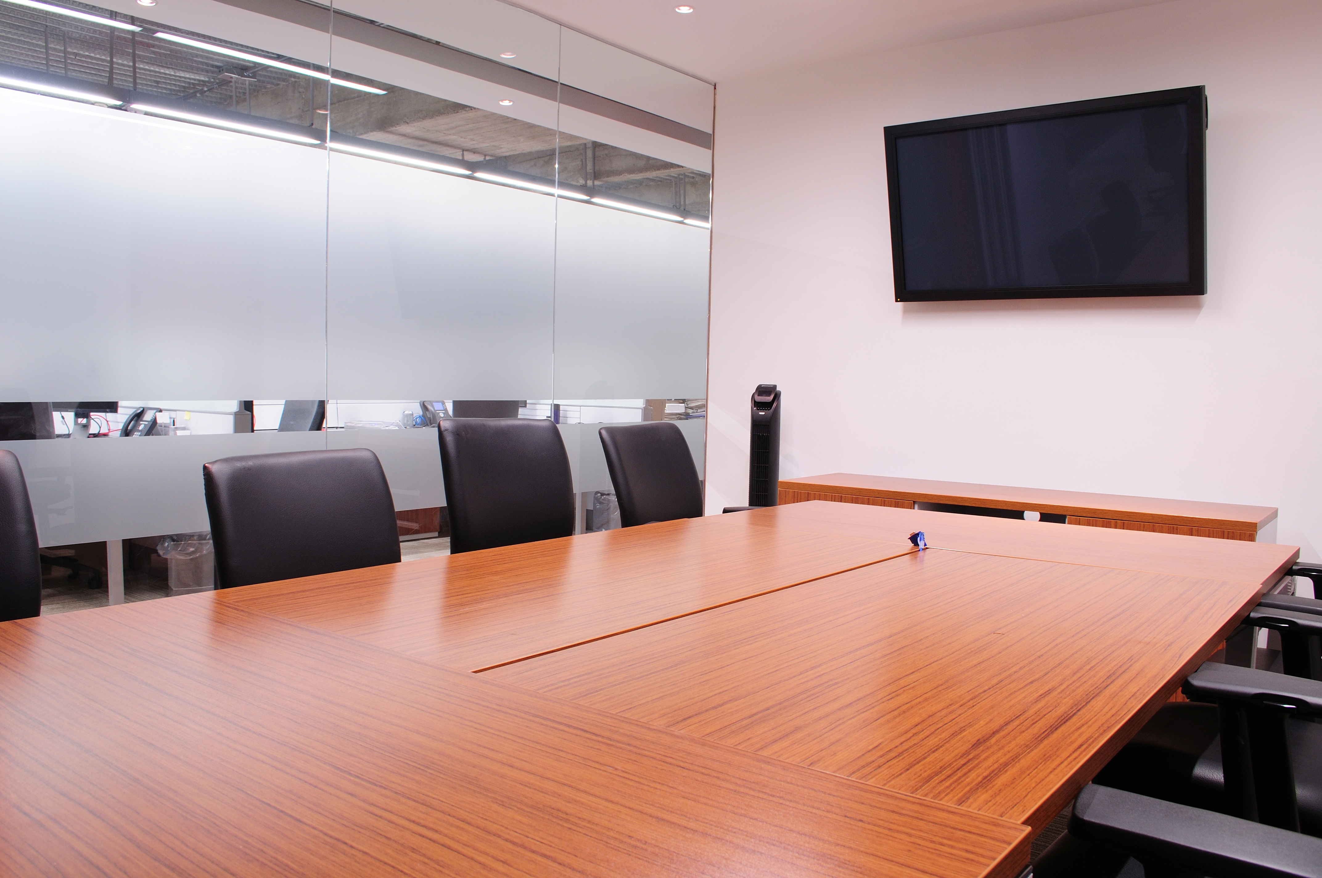 Houston, TX - The Difference Between Edge-Lit and Back-Lit Flat-Panel LED Lights