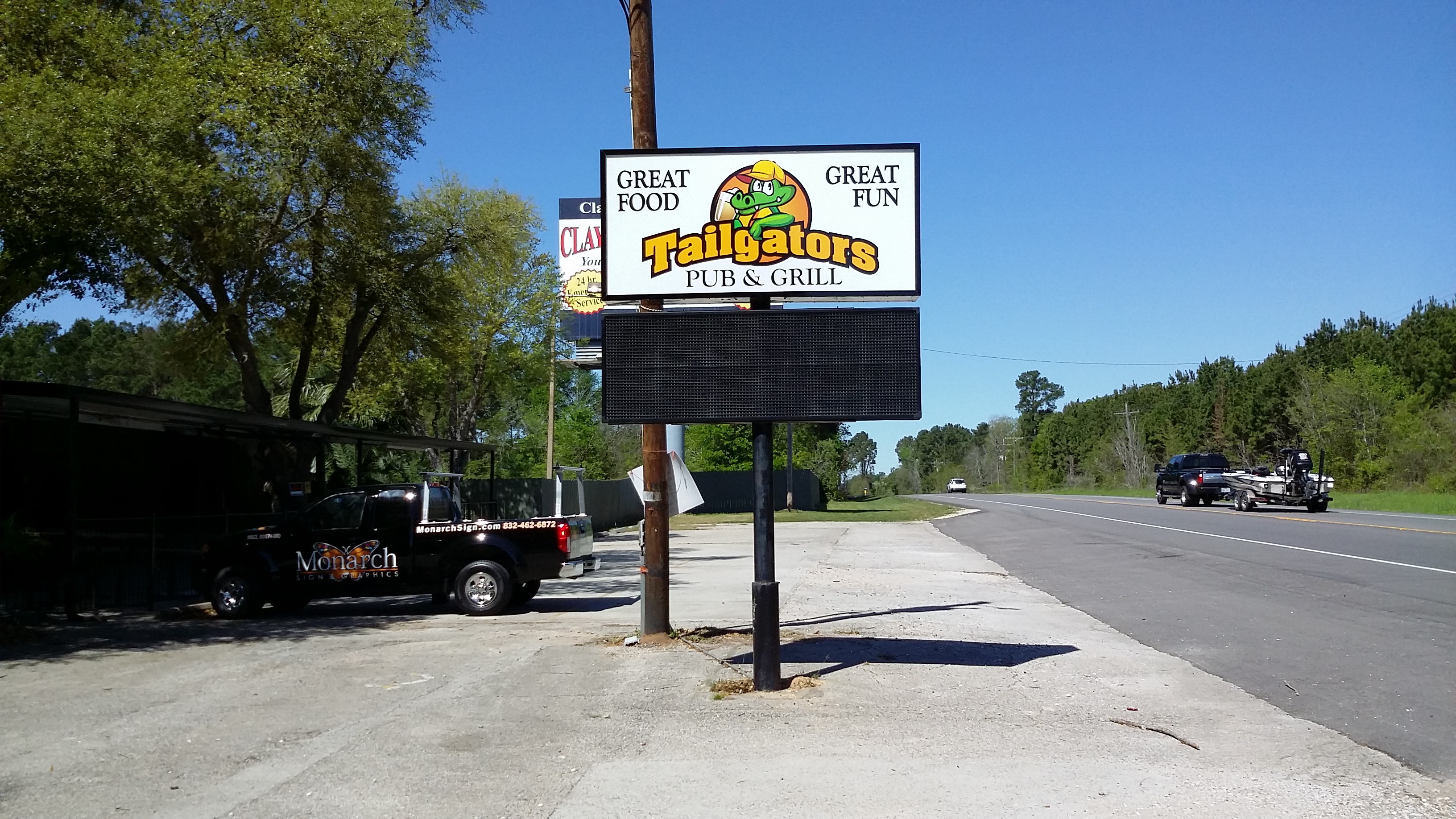 Willis, Texas – Custom LED Illuminated Pole Sign for Tailgators Pub & Grill