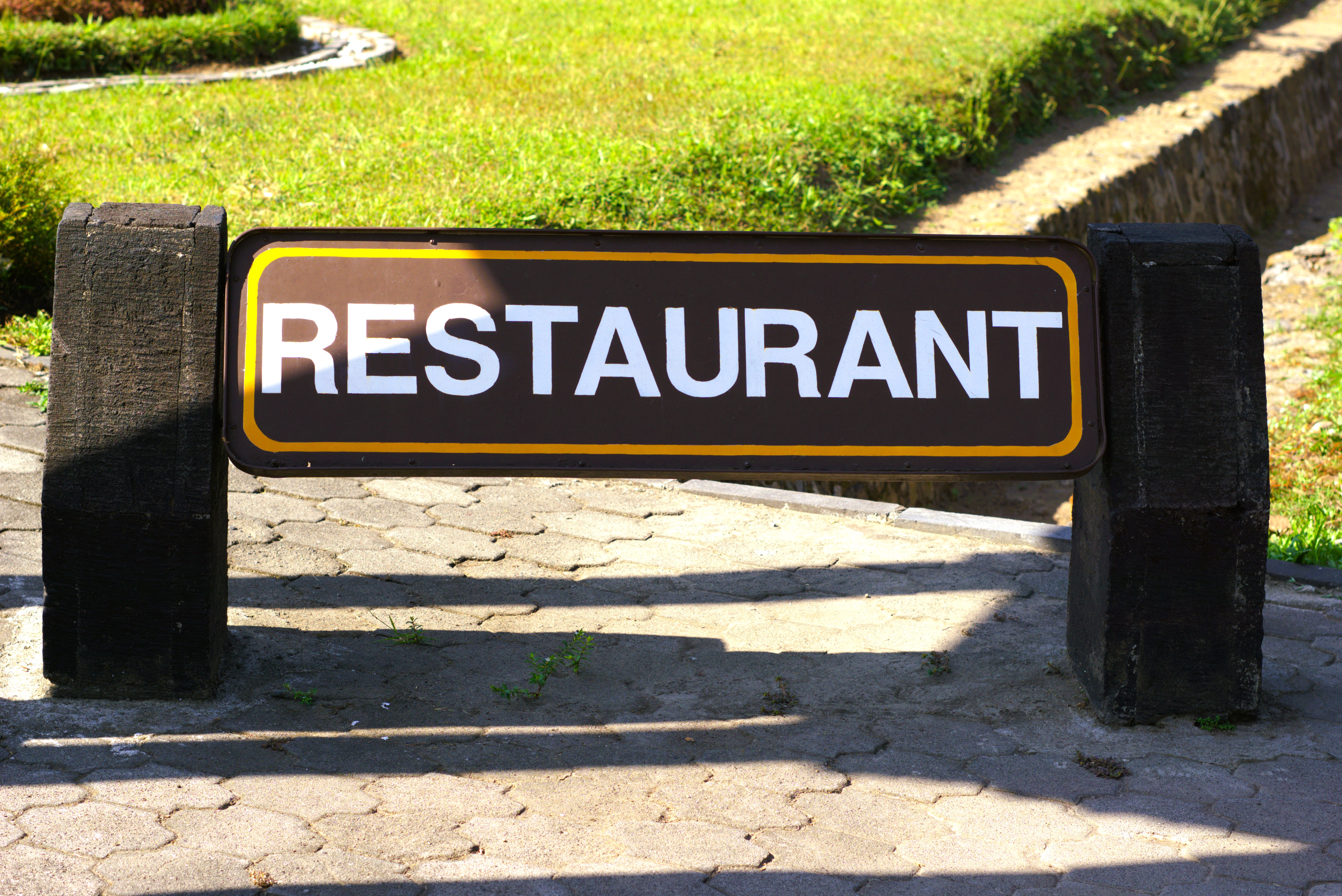 Laurel, MS - Sign Company Offers Custom Monument Signs for Local Restaurants