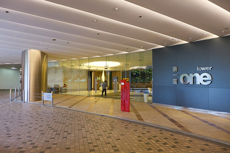 lobby plain