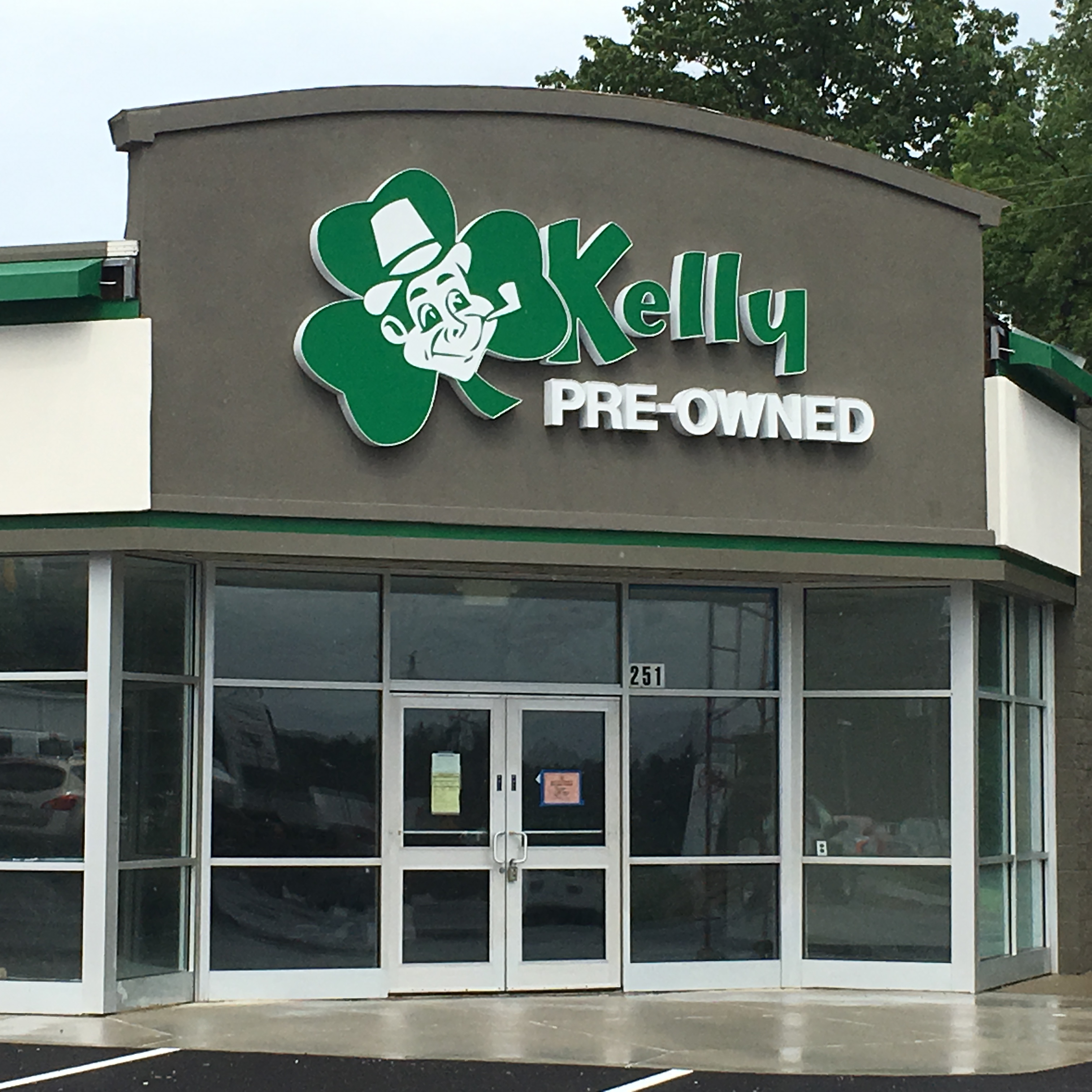 Spark Signs &amp; Graphics installs Illuminated Channel Letter Sign and Lighted Pylon Road Sign for Mike Kelly Automotive - Butler, PA