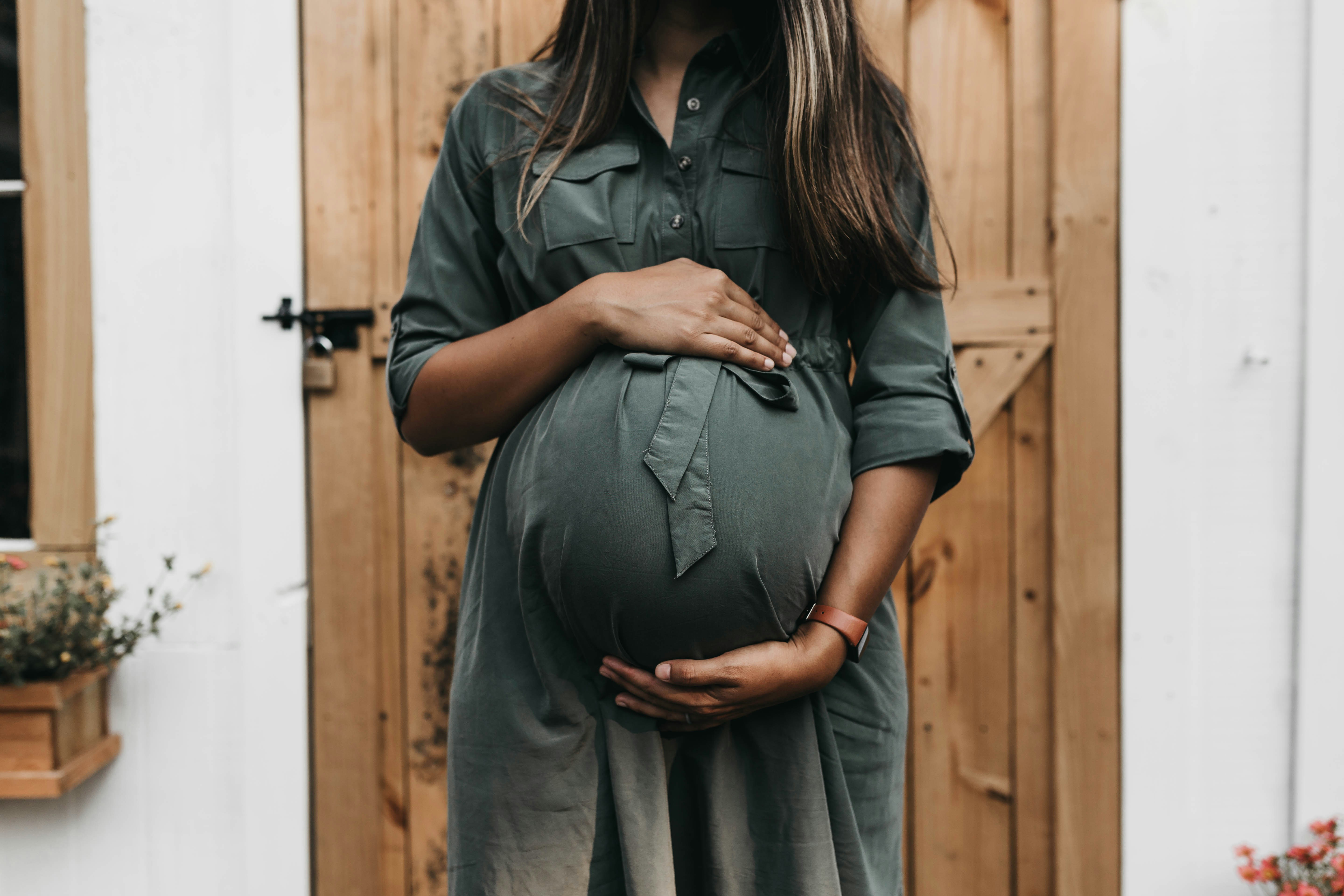 Pregnant woman receives help with symptoms from acupuncture