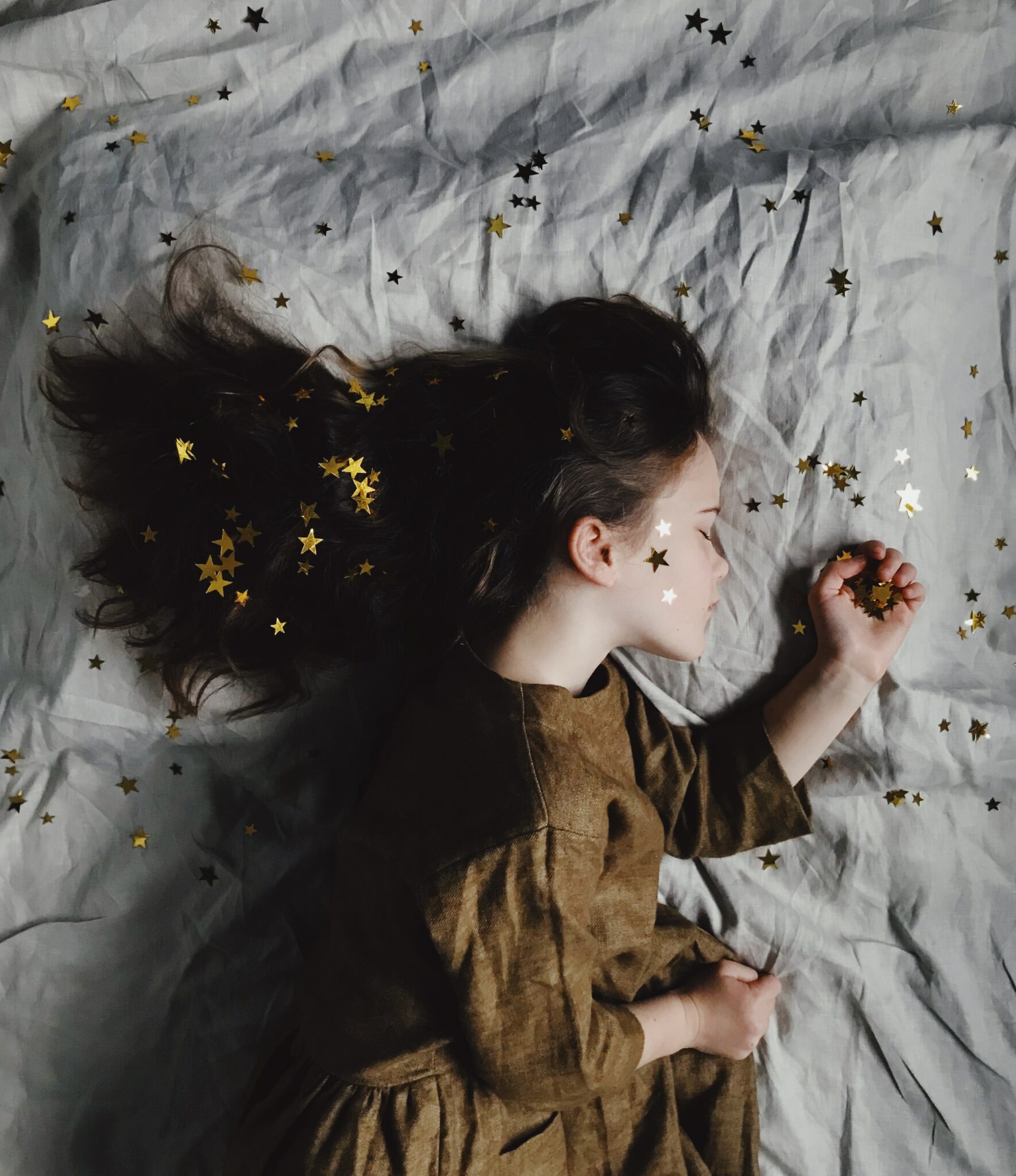 Girl sleeping deeply with support from acupuncture