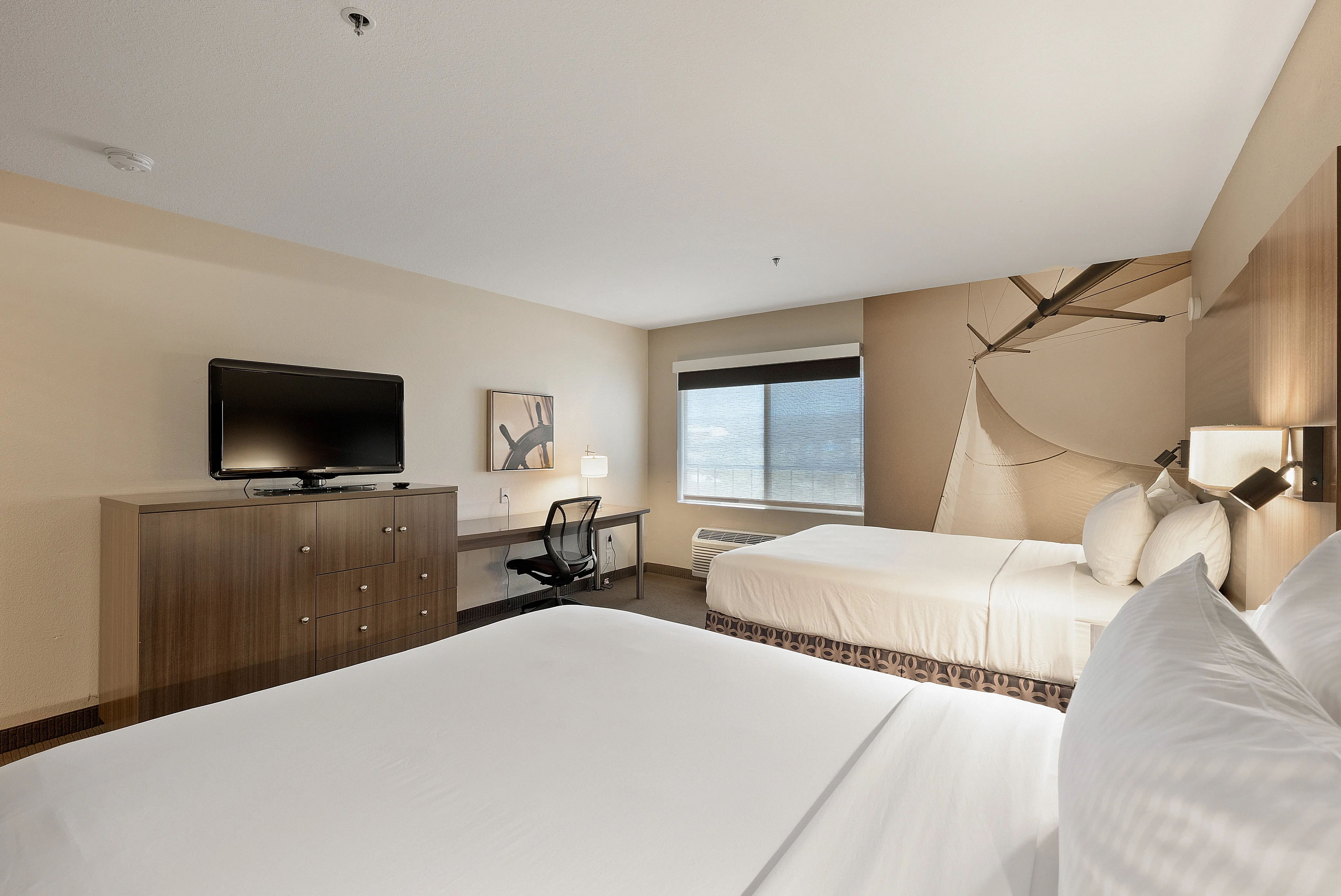 Oakland, CA - Hotel Rooms With Amenities / Perks for a Relaxing Couples Getaway