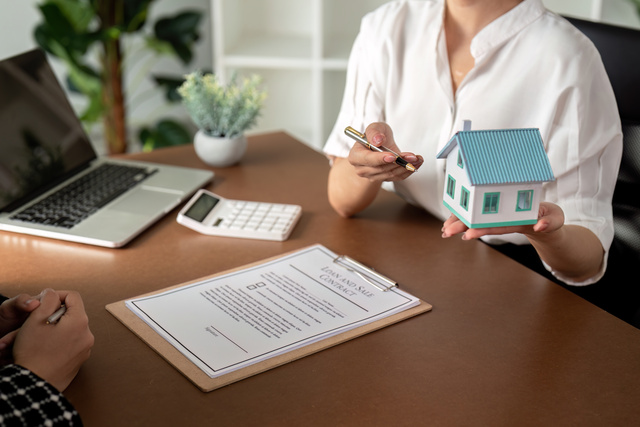Alameda, CA - Discussing the Real Estate Signing Process from a Notary Public
