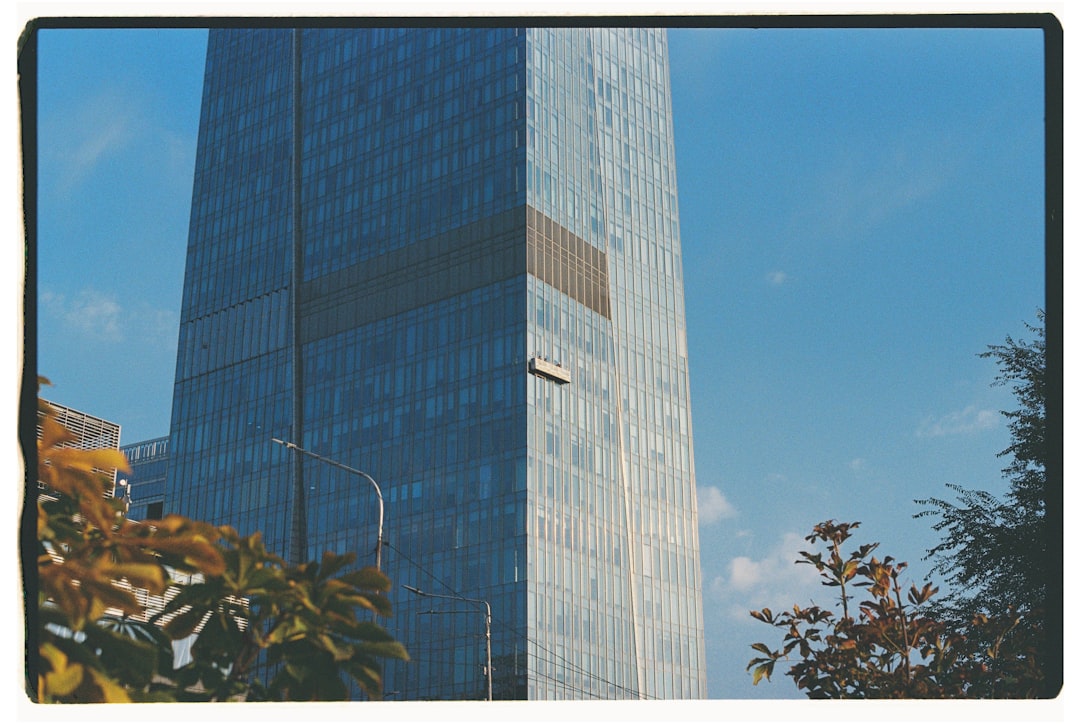 Oakland, CA - What's the Best Window Cleaning Service for Office Buildings?