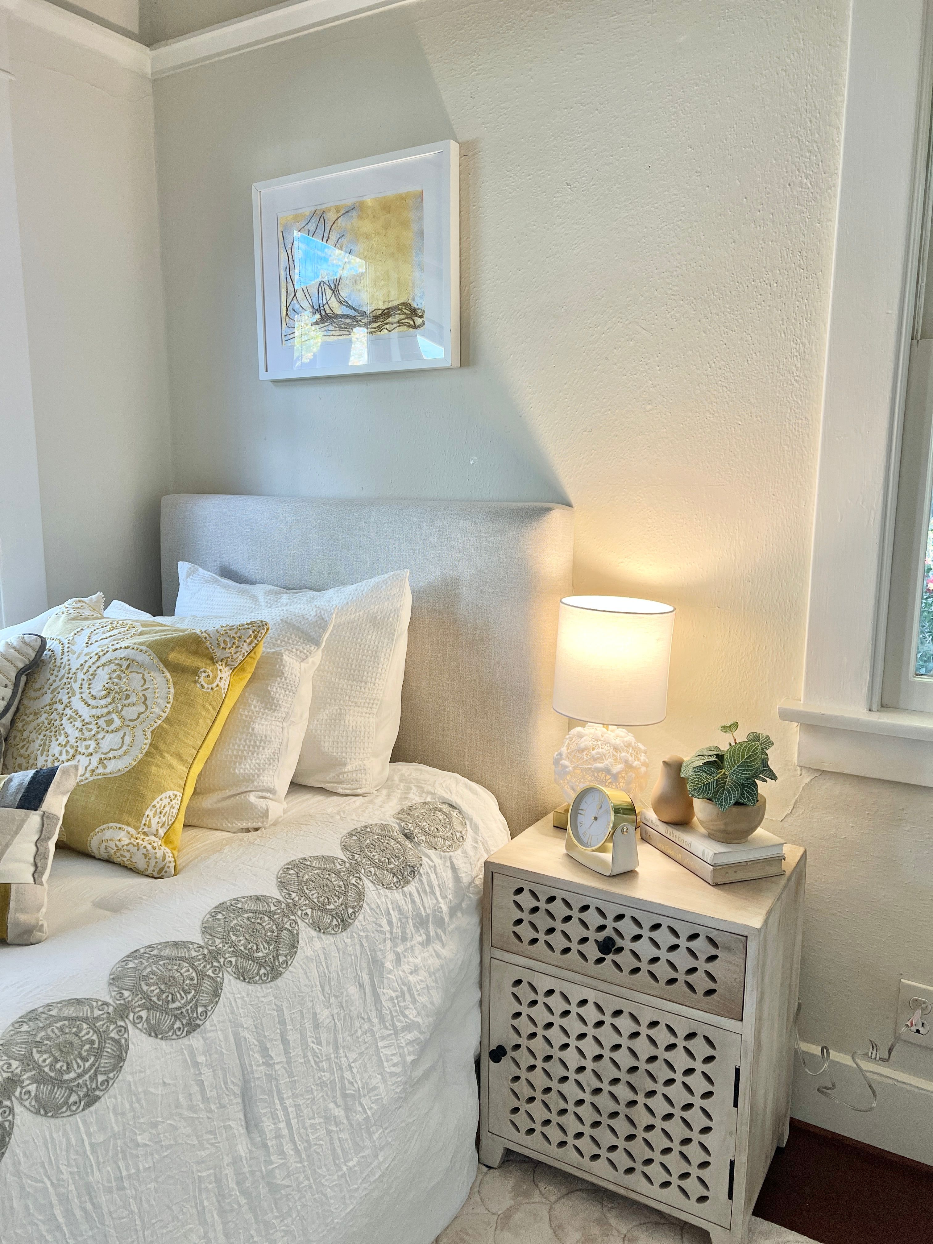Los Angeles, CA — Can Mustard Tones Elevate Your Secondary Bathroom Staging?