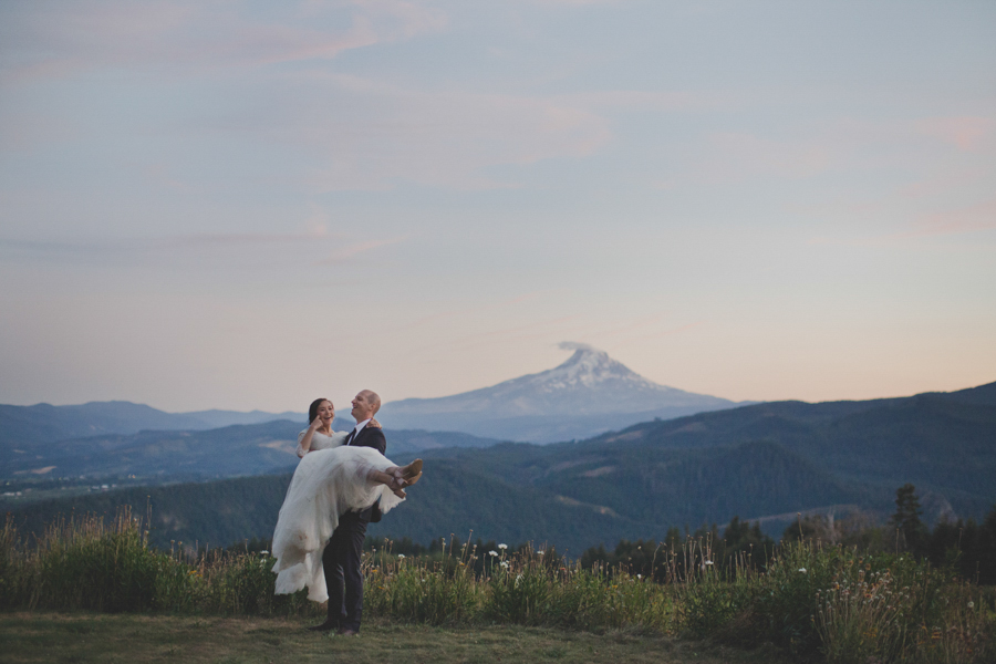 Gorge Crest Vineyard in Hood River - Portland Oregon Wedding Photographer