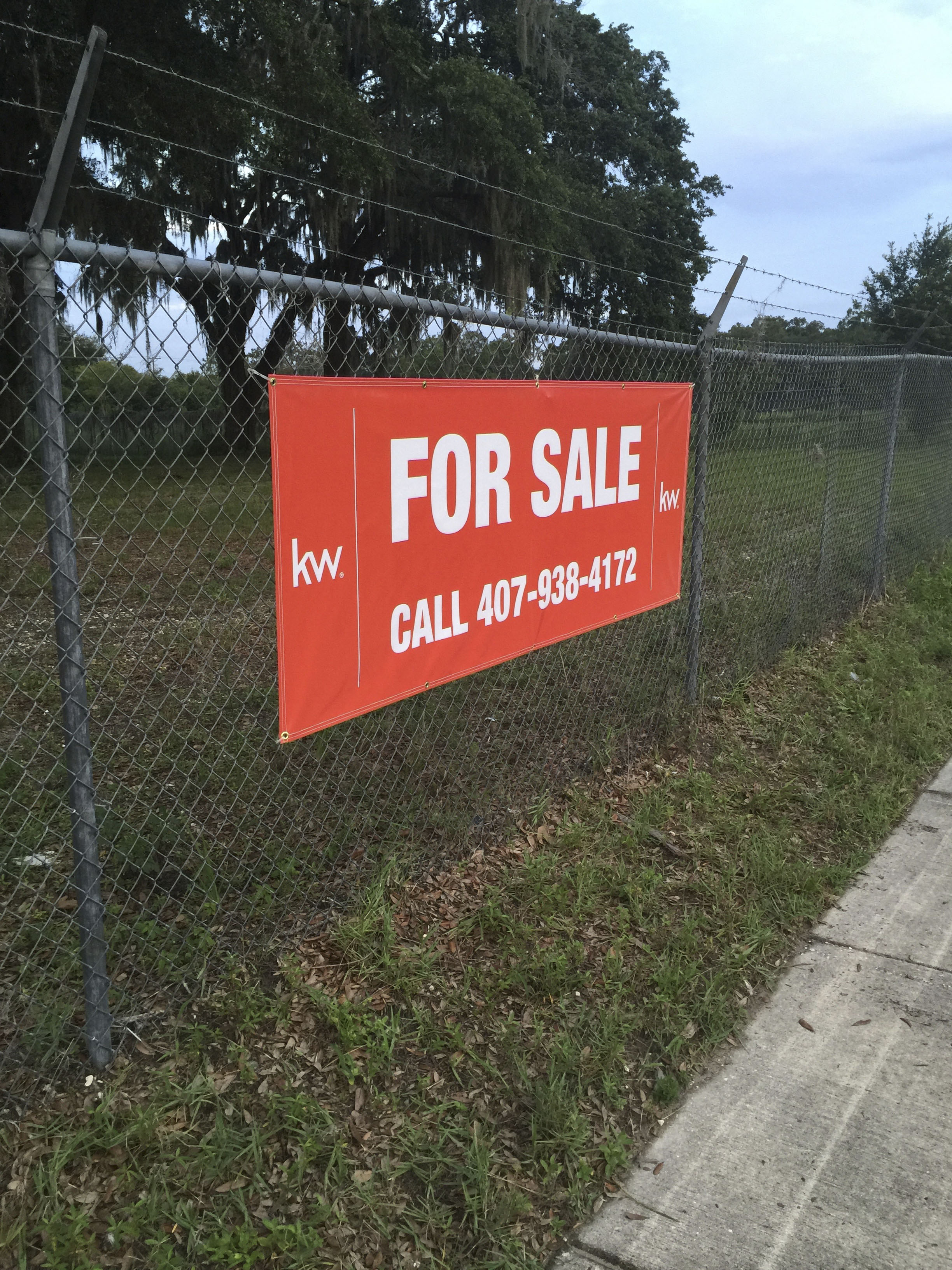 Tampa, FL – V-Shaped Outdoor Real Estate Signs & Banner for Keller Williams Realty